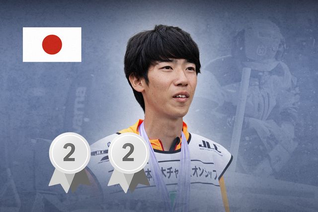 En suddig bild av en person i en sportuniform med ordet "DRAFT" och en japansk flagga.