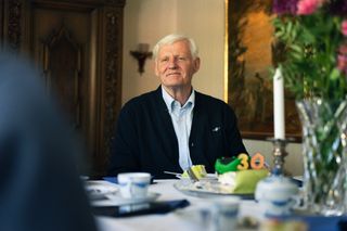Ingemar Carlsson, winner of the World’s Oldest Husqvarna Robotic Lawn Mower competition, celebrating with a cake featuring his Husqvarna Solar Mower