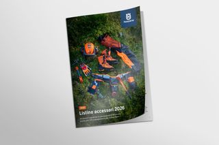 Una persona in tenuta da lavoro che si arrampica su un albero usando una motosega, raffigurata sulla copertina di un catalogo.