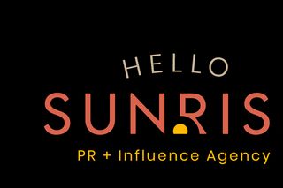 Logo indiquant « HELLO SUNRISE » avec le slogan « PR + Influence Agency » et une petite icône de lever de soleil.