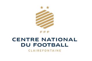 Logo du Centre National du Football Clairefontaine avec les initiales FFF et deux étoiles.