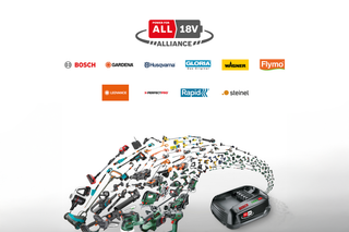 Divers outils électriques et accessoires présentés avec un chargeur de batterie Bosch.