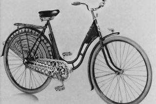Seitenansicht eines Vintage-Fahrrads mit kompliziertem Kettenschutz-Design.