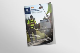 La copertina di una brochure che mostra una persona che regola un prodotto Husqvarna accanto a un veicolo.