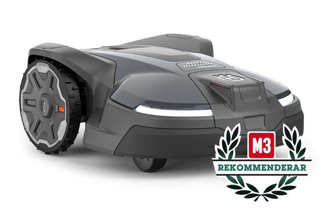 En robotgräsklippare sedd från sidan med en rekommendationsbricka.