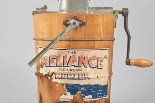 Vorderansicht eines Vintage-Reliance Eiscreme-Gefrierschranks mit Holzeimer und Handkurbel.