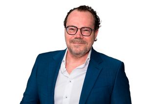 Vooraanzicht studioportret van een persoon met een wazig gezicht tegen een effen achtergrond.