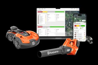 Een Husqvarna robotgrasmaaier en bladblazer met een digitale interface op een laptop en smartphone.