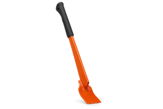 Vista laterale di un attrezzo da giardino con un manico lungo e una lama piatta e angolata.