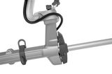 Vista de cerca de un componente de un producto Husqvarna centrándose en su mecanismo de fijación.