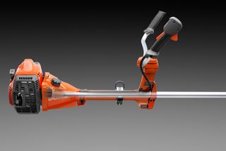 Vista laterale di un decespugliatore Husqvarna con impugnatura ergonomica e motore.