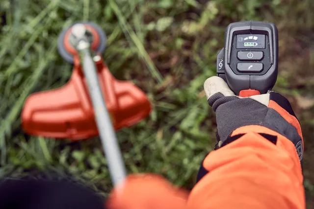Husqvarna 535iRXT – ErgoFeed gombnyomásos damiladagolás