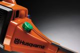 Nærbillede af en Husqvarna-motorsav, der viser set fra siden med varemærkelogo synligt.
