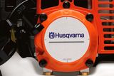 Primer plano de un componente de motor Husqvarna con la marca visible.
