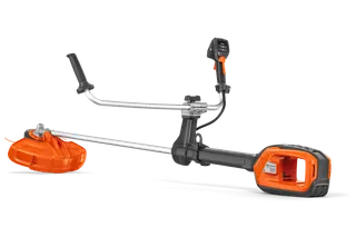 Vy från sidan av en röjsåg från Husqvarna med ergonomiskt handtag och batterifack.