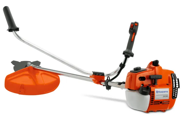Vy från sidan av en röjsåg från Husqvarna med ergonomiskt handtag och klingskydd.