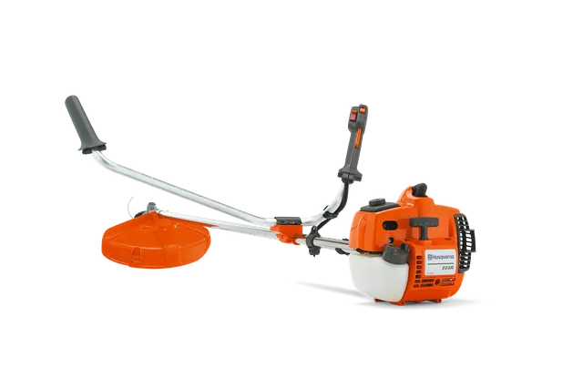 Vy från sidan av en buskröjare från Husqvarna med ergonomiskt handtag och kapskiva.