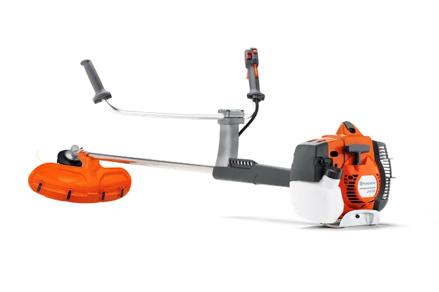 Stranski pogled na motorno koso Husqvarna z ergonomskim ročajem in rezalno glavo.