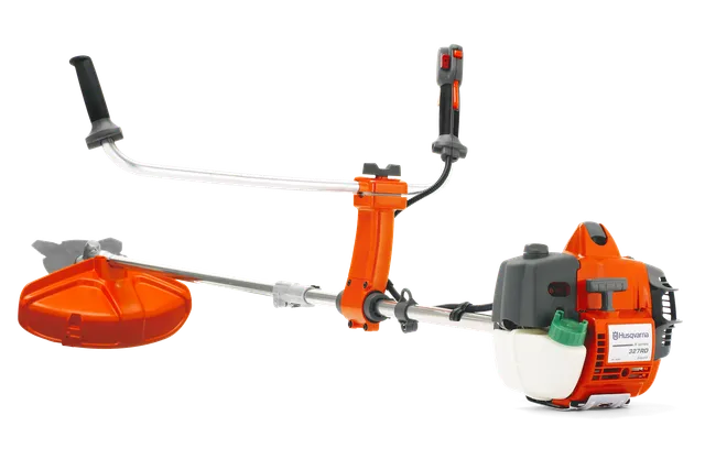 "Husqvarna" krūmapjovės su ergonomiškomis rankenomis ir matomu degalų baku vaizdas iš šono.