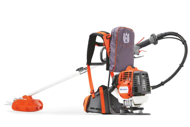 Set fra siden af en Husqvarna-buskrydder med ergonomisk sele og styrehåndtag.