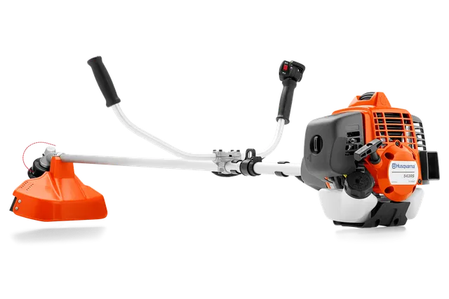 Husqvarna 富世华割灌机的侧视图,配有符合人体工程学的手柄和防护罩。