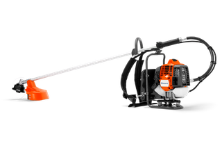 带长轴和切割头的 Husqvarna 背负式割灌机的侧视图。