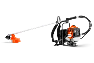 带长轴和切割头的 Husqvarna 背负式割灌机的侧视图。