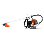 带长轴和切割头的 Husqvarna 背负式割灌机的侧视图。