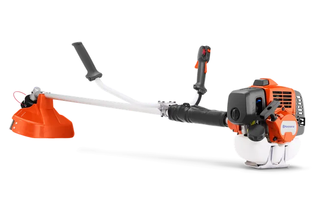 Máy cắt cỏ HUSQVARNA 531RS. Mặt bên của máy cắt bàn chải Husqvarna với tay cầm và đầu cắt tiện dụng.