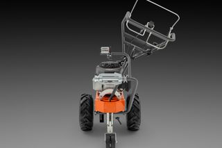 Pogled na vzvratno stran komercialne sprednje kosilnice Husqvarna s kosiščem.