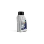 Vue de face d’une bouteille étiquetée BIO Chain Oil arborant la marque Husqvarna, vue du produit en studio.