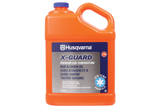 Vue de face d’un récipient d’huile de barre et de chaîne Husqvarna X-Guard avec étiquette de formule à basse température.