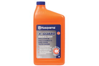 Vue de face d’une bouteille d’huile de barre et de chaîne Husqvarna X-Guard.