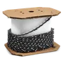 Une bobine de chaîne de scie à chaîne enroulée autour d’un support en carton.