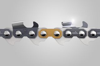 Nahaufnahme einer Motorsägenkette mit scharfen Schneidezähnen.