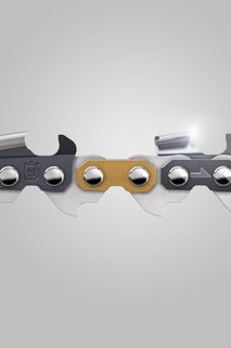 Nærbilde av et motorsagkjede med skarpe skjærtenner.