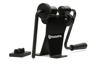 带手柄和调节旋钮的 Husqvarna 锯链打磨机的侧视图。