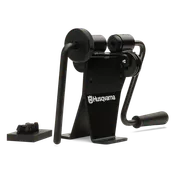 带手柄和调节旋钮的 Husqvarna 锯链打磨机的侧视图。
