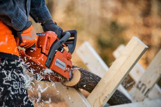 Cięcie drewna pilarką Husqvarna