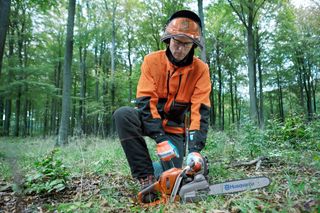 How to use a chainsaw Working with chainsaws, part 1