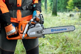 mężczyzna z pilarką spalinową Husqvarna
