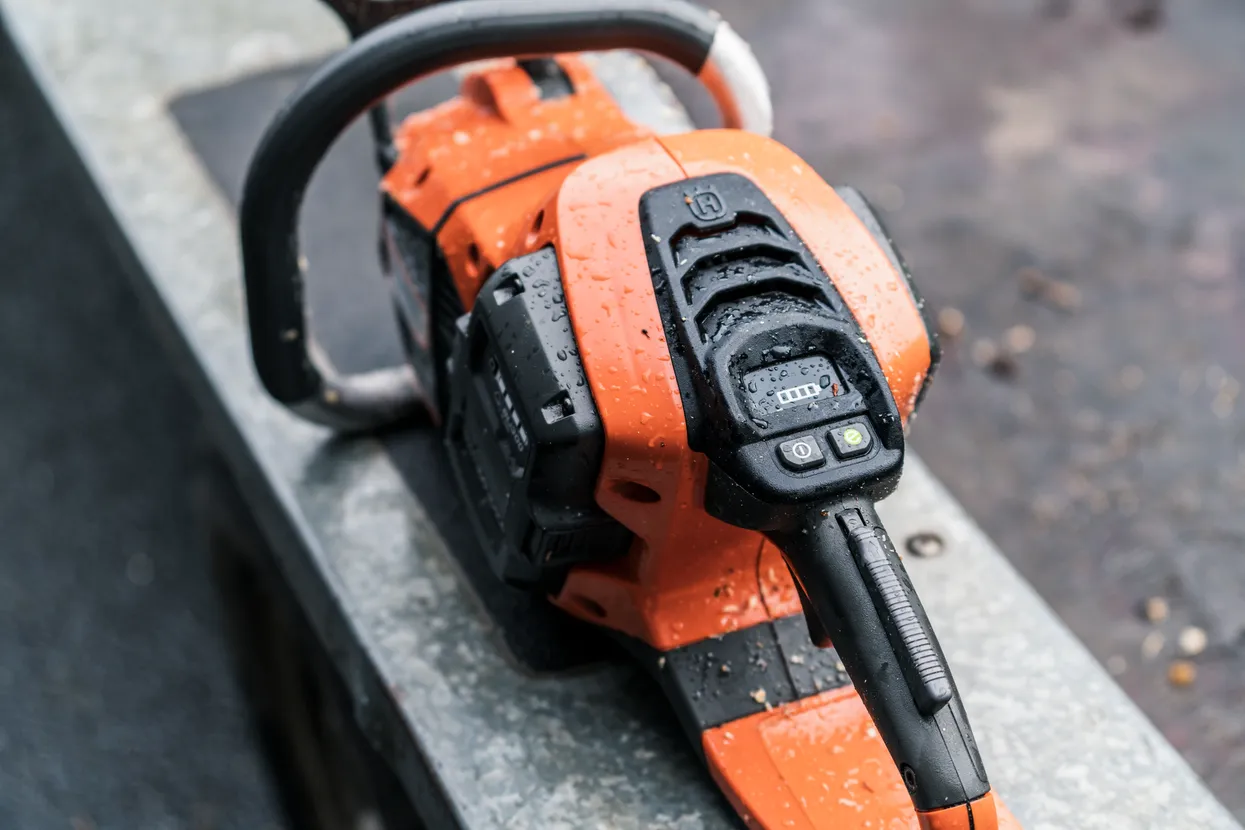 Odolnosť proti poveternostným vplyvom (IPX4) Tento akumulátorový výrobok spoločnosti Husqvarna spĺňa klasifikáciu IPX4 pre odolnosť proti striekajúcej vode. Vďaka tejto vlastnosti sa jedná o odolný a spoľahlivý výrobok, ktorý môže byť použitý po celý rok za každého počasia.
