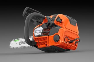 Vy från sidan av en motorsåg från Husqvarna med ergonomiskt handtag och säkerhetsfunktioner.