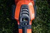 Vue rapprochée du panneau de commande d’un produit Husqvarna avec des voyants.