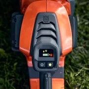 Vue rapprochée du panneau de commande d’un produit Husqvarna avec des voyants.