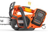 Vy från sidan av en Husqvarna-motorsåg med batterifack och reglagepanel.