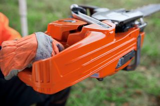 How to use a chainsaw Working with chainsaws, part 1