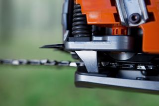 How to use a chainsaw Working with chainsaws, part 1