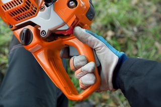 How to use a chainsaw Working with chainsaws, part 1