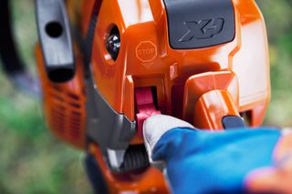 How to use a chainsaw Working with chainsaws, part 1